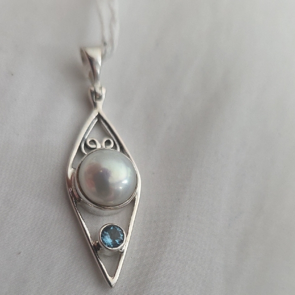 Elegant Sterling Silver Pendant with Pearl and Blue Topaz Gemstone